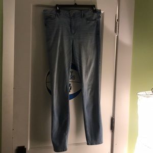 Hollister Women’s High Rise Light Wash Jeans.